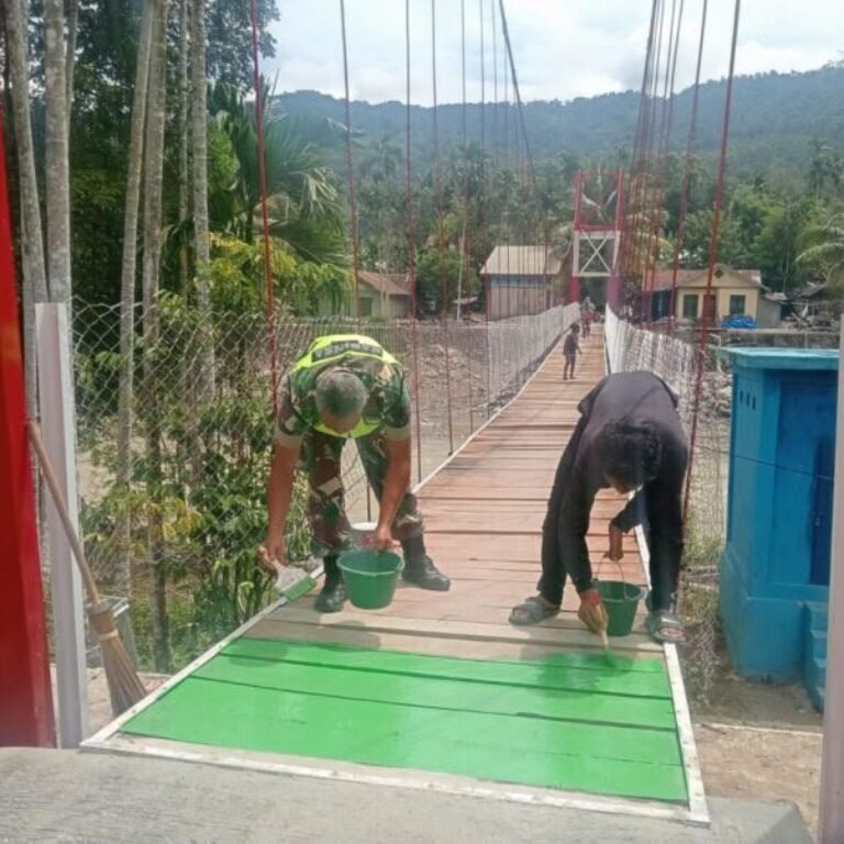 Pengecatan Lantai Jembatan Perintis di Nagan Raya Dilakukan Babinsa Bersama Warga