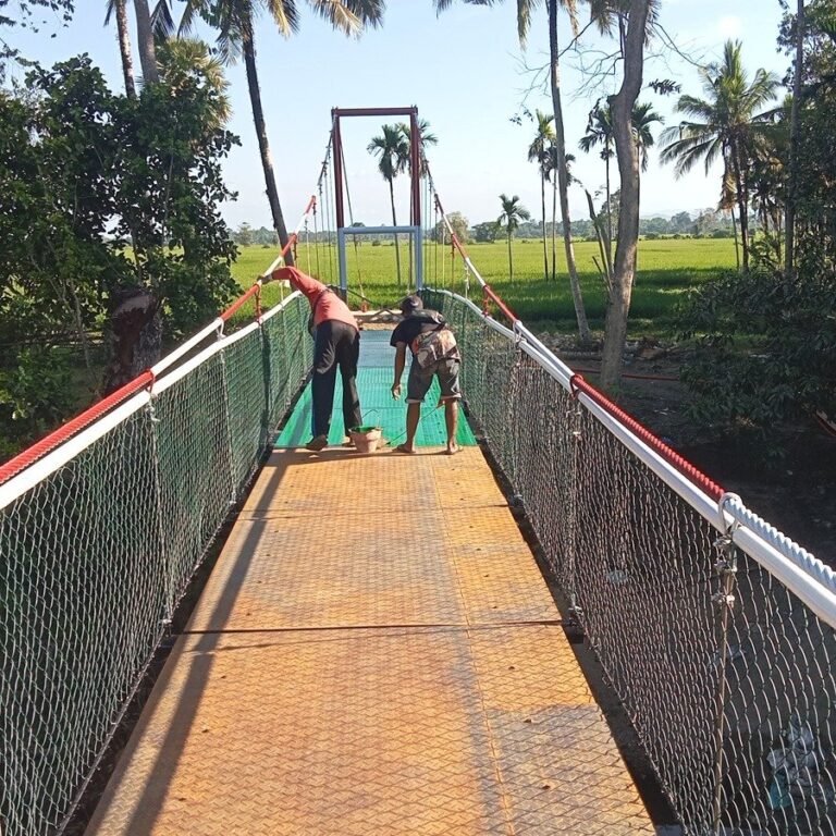 Satgas TMMD Kodim 1407/Bone Cat Ulang Jembatan Gantung Tadang Palie