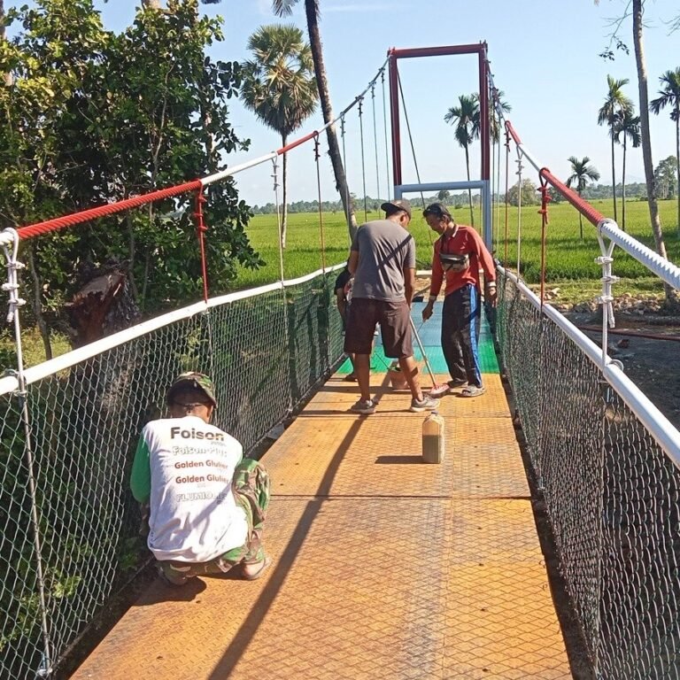Satgas TMMD Cat Jembatan Gantung di Tadang Palie untuk Memperpanjang Umur Fasilitas
