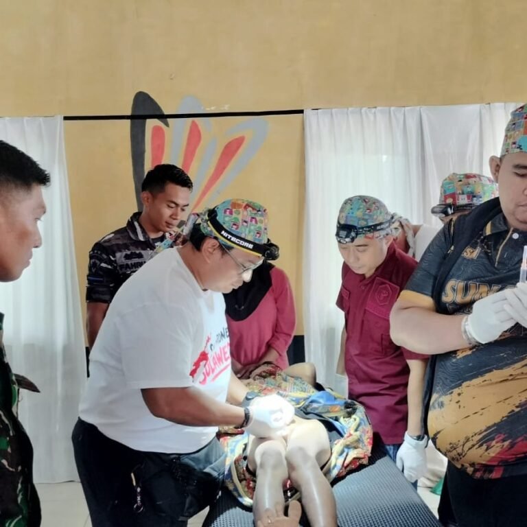 Layanan Kesehatan TMMD: Sunat Massal di Aula Kantor Desa Pattuku
