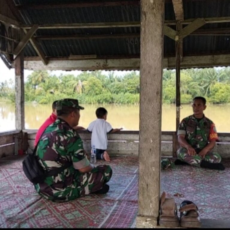 Babinsa Teunom dan Posramil Pasir Raya Temui Warga Panton, Bahas Kondisi Desa dan Kehidupan Petani