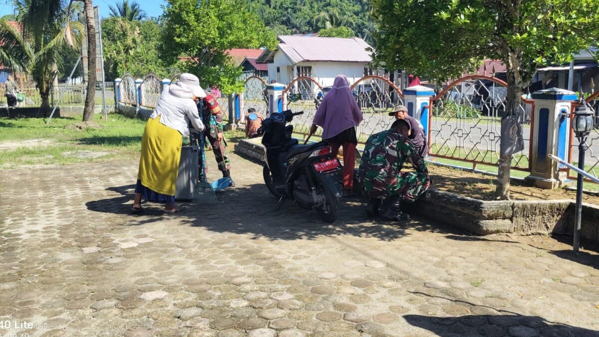 Bangun Kepedulian Lingkungan, Babinsa Kodim 0115/Simeulue Ajak Warga Gotong Royong
