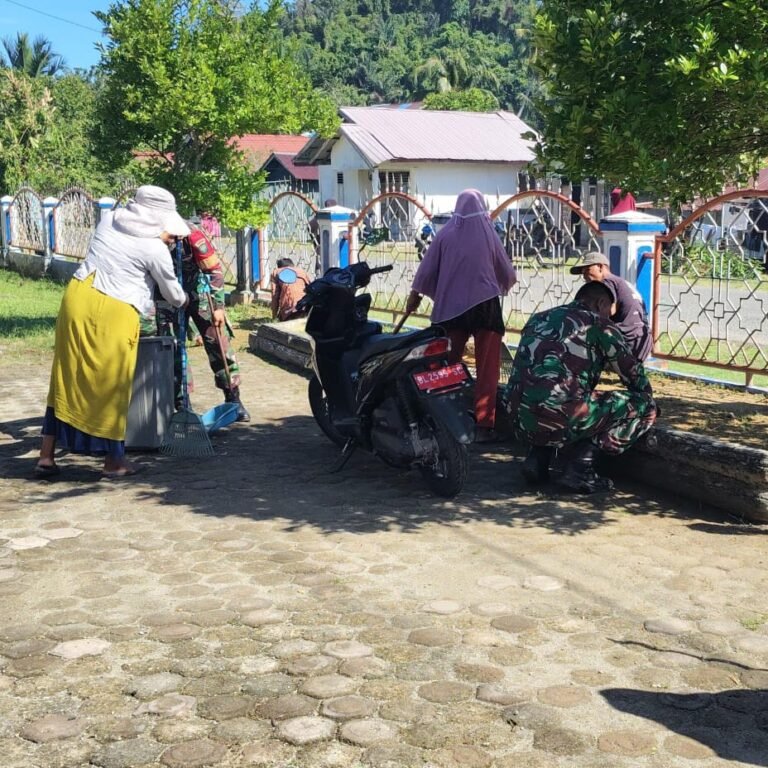 Bangun Kepedulian Lingkungan, Babinsa Kodim 0115/Simeulue Ajak Warga Gotong Royong