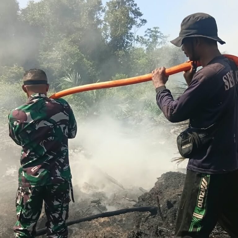 Koramil 1203-12/Delta Pawan Sigap Tangani Karhutla, Cegah Api Meluas
