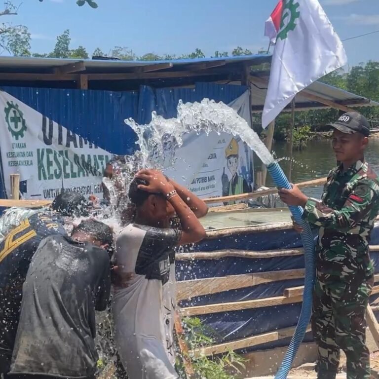 Kampung Duber Terima Bantuan Air Bersih dari Prajurit Yonif TP 859/RBK