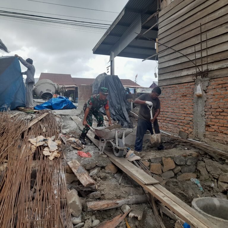 Karya Bakti Koramil Teunom Bantu Pembangunan Ruko Warga di Padang Kleng