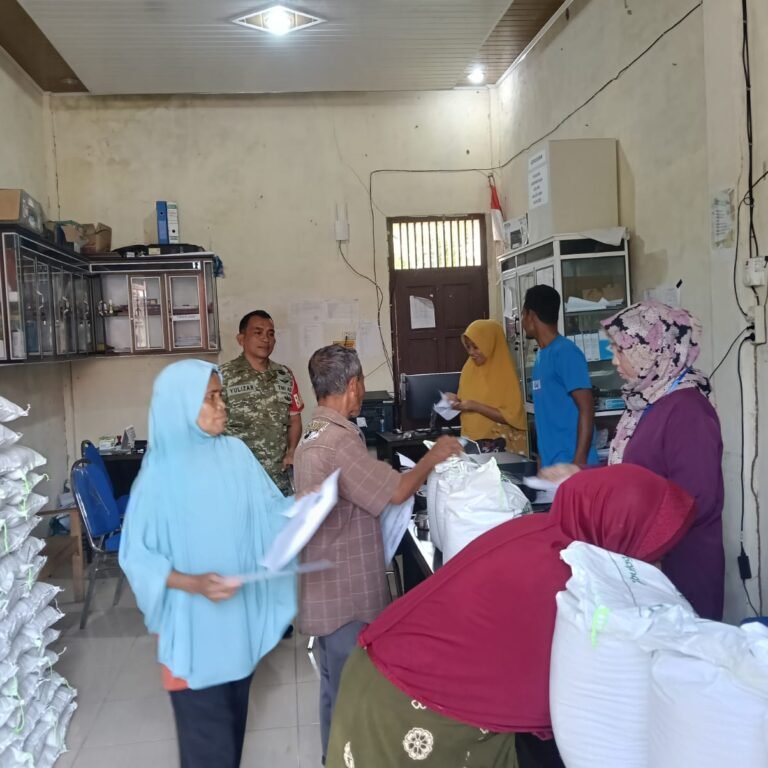 Babinsa Jaya Pantau Penyaluran Beras untuk 117 Warga Desa Nusa dan Darat