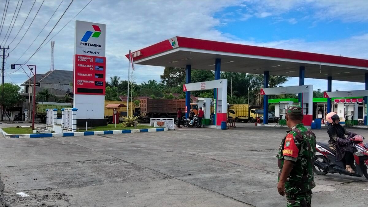 Patroli Koramil Teunom Pantau Keamanan SPBU, Beri Rasa Aman kepada Warga