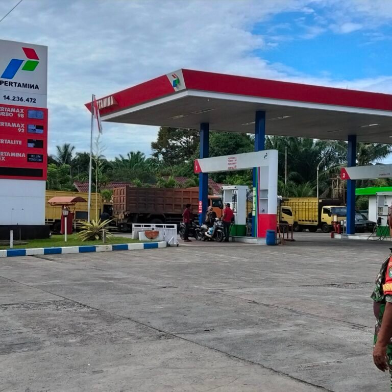 Patroli Koramil Teunom Pantau Keamanan SPBU, Beri Rasa Aman kepada Warga