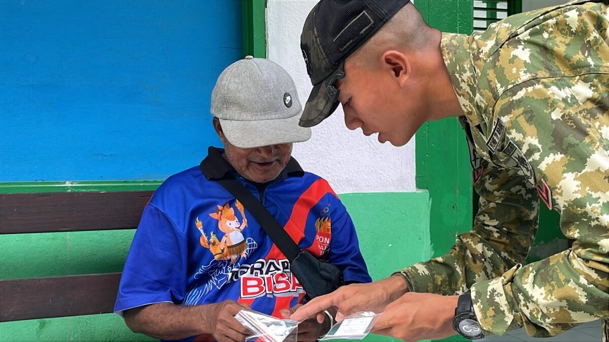 Layanan Kesehatan Gratis Hadir di Aminweri, Yonif TP 859/RBK Periksa Warga