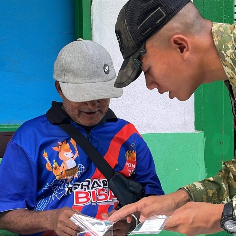 Layanan Kesehatan Gratis Hadir di Aminweri, Yonif TP 859/RBK Periksa Warga