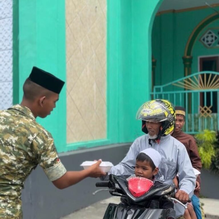 Usai Bersihkan Masjid, Prajurit Yonif TP 859/RBK Salat Jumat Bersama Warga Supiori