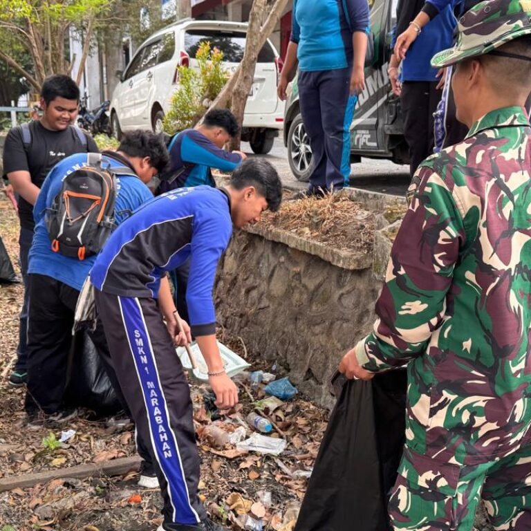 ‎TNI Kuat Bersama Rakyat: Sinergi Bersihkan Lingkungan di Marabahan Wujud Kemanunggalan