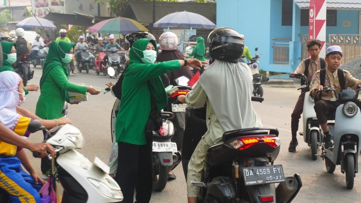 Kabut Asap Meningkat, Kodim 1001/HSU Perkuat Perlindungan Warga dengan Masker