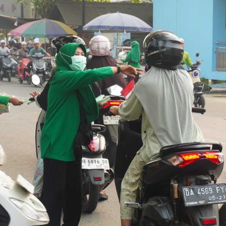 Kabut Asap Meningkat, Kodim 1001/HSU Perkuat Perlindungan Warga dengan Masker