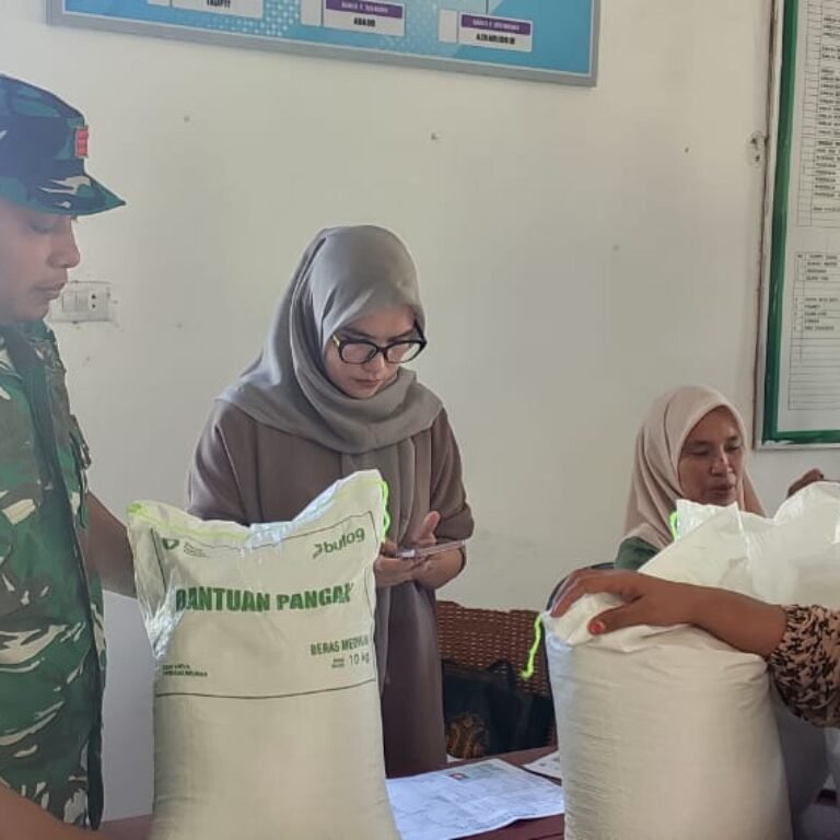 Babinsa Koramil Jaya Dampingi Penyaluran Bantuan Pangan Bulog di Desa Sapek