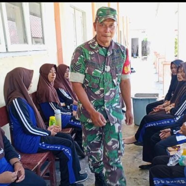 Saat Istirahat, Babinsa Setia Bakti Ajak Siswa SMPN 2 Jaga Disiplin dan Sopan Santun