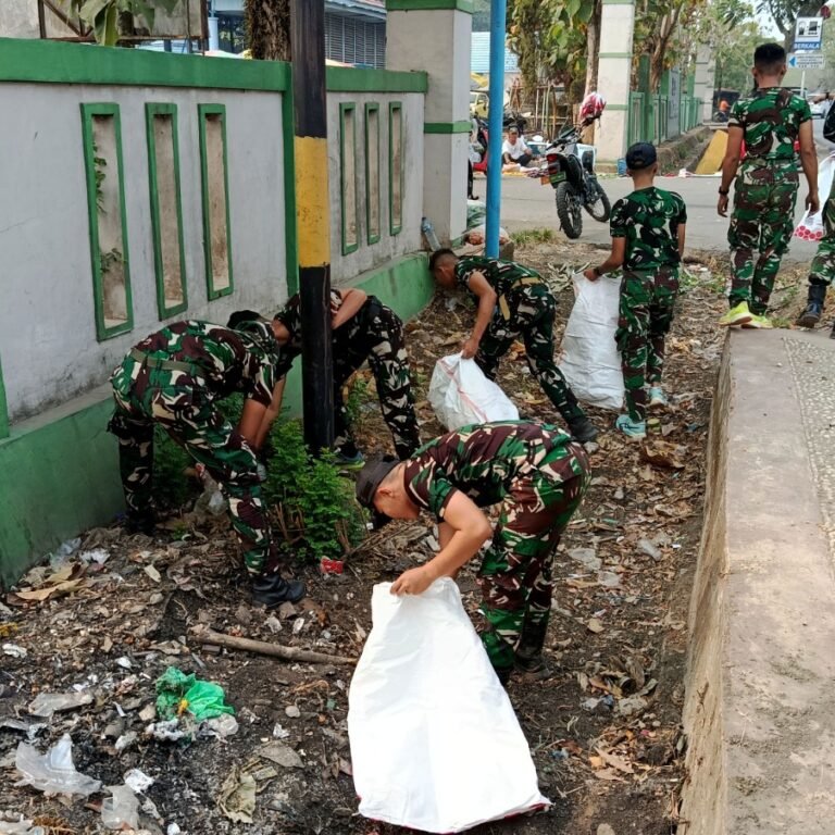 Peduli Lingkungan, Kodim 1003/HSS Pelopori Aksi Bersih Sampah di Pasar Terpadu