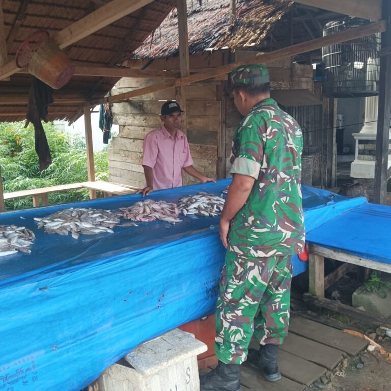 Dari Pedagang Ikan, Babinsa Panga Mengetahui Perubahan Harga Saat Bulan Maulid