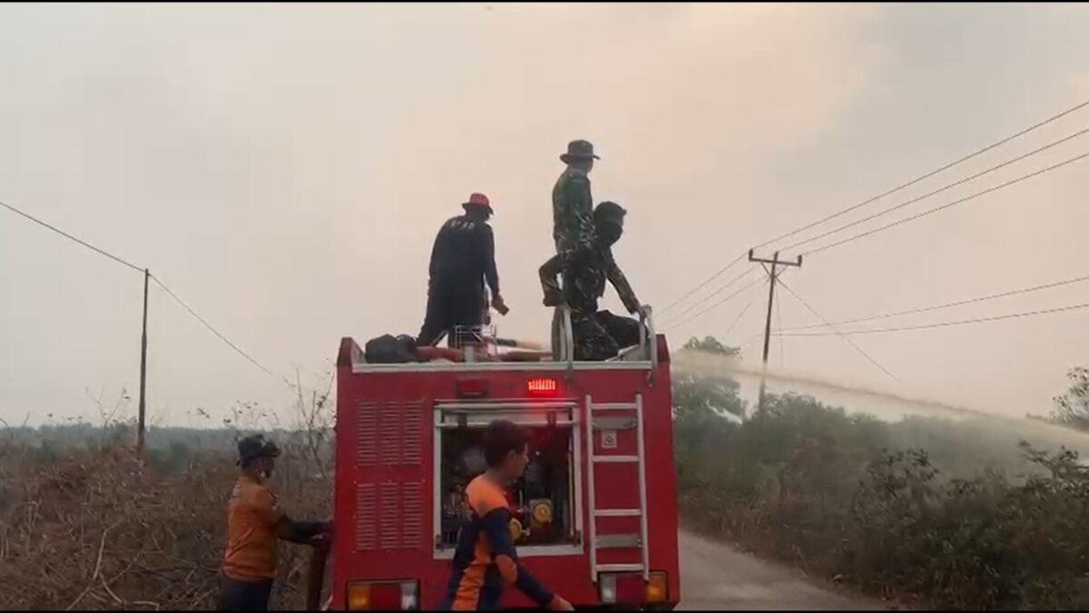 Koramil 1203-13/MHS Terus Lakukan Penanganan Karhutla di Desa Pelang
