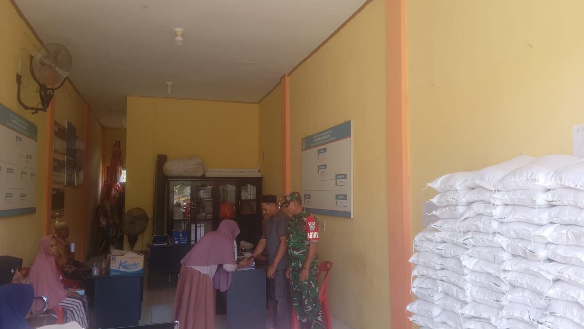 Babinsa Kodim 0114/Aceh Jaya Kawal Penyaluran 30 Kilogram Beras untuk Warga