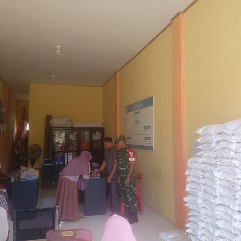 Babinsa Kodim 0114/Aceh Jaya Kawal Penyaluran 30 Kilogram Beras untuk Warga