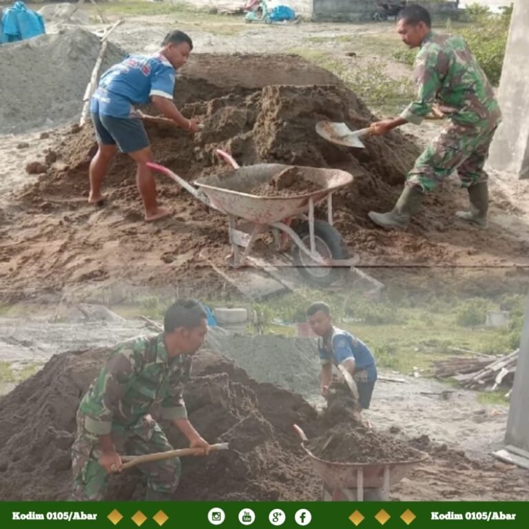 Babinsa Koramil 09/Samatiga Bantu Warga Timbun Dapur Rumah di Desa Alue Raya