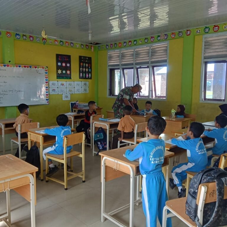 Babinsa Koramil 03 Setia Bakti Beri Pembekalan Kebangsaan kepada Siswa SD