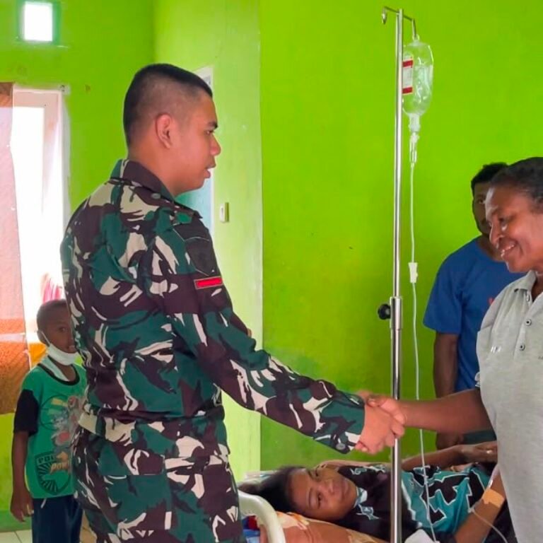 Keluarga Pasien RSUD Supiori Terbantu, Prajurit Yonif TP 859/RBK Donorkan Darah