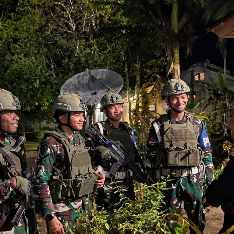 Warga Wakre Merasa Lebih Tenang Saat Prajurit Yonif TP 859/RBK Gelar Patroli Malam
