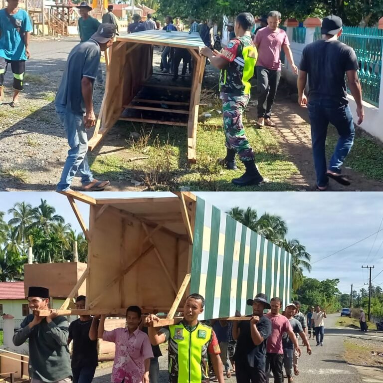 Persiapan Maulid Nabi di Kubu Dikerjakan Bersama, Babinsa Ikut Angkat Papan Menara