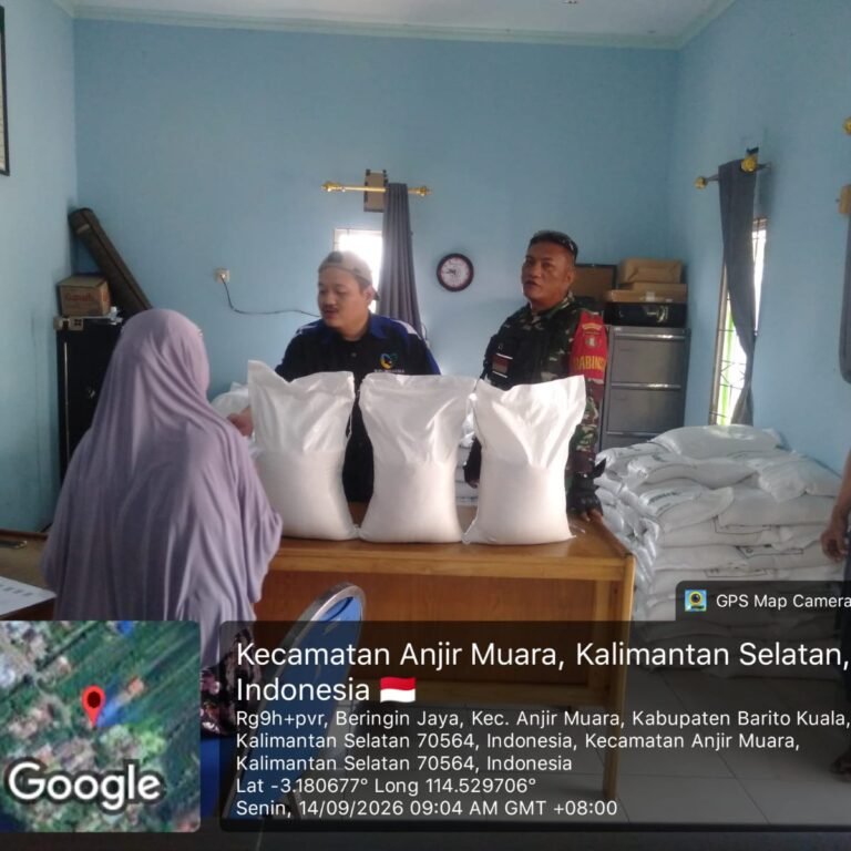 ‎Salurkan Bantuan Pangan 3 Bulan, Babinsa Hadir Pastikan 118 Warga Terima Haknya
