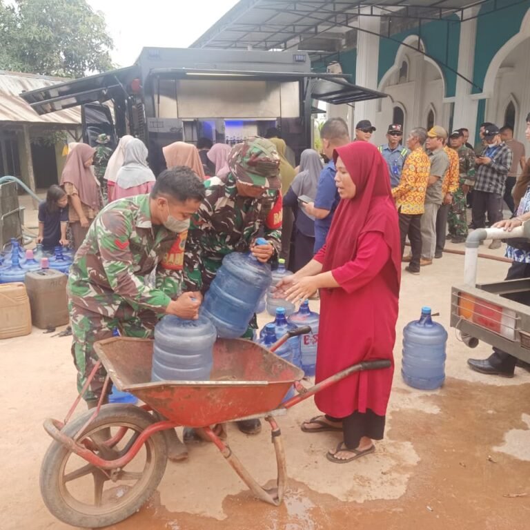 Koramil 1203-13/MHS Bagikan Air Bersih RO, Bantu Warga Penuhi Kebutuhan di Musim Kemarau
