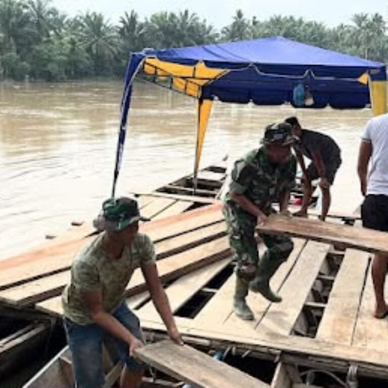 Lewat Perahu Rakit atau Robin, TNI Bersama Masyarakat Langsir Bahan Papan Jembatan Perintis ke Desa Serasah
