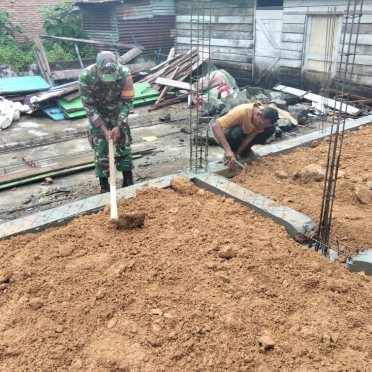 Keselamatan Kerja Jadi Perhatian, Babinsa Panga Ingatkan Buruh Harian Waspada di Lokasi Bangunan