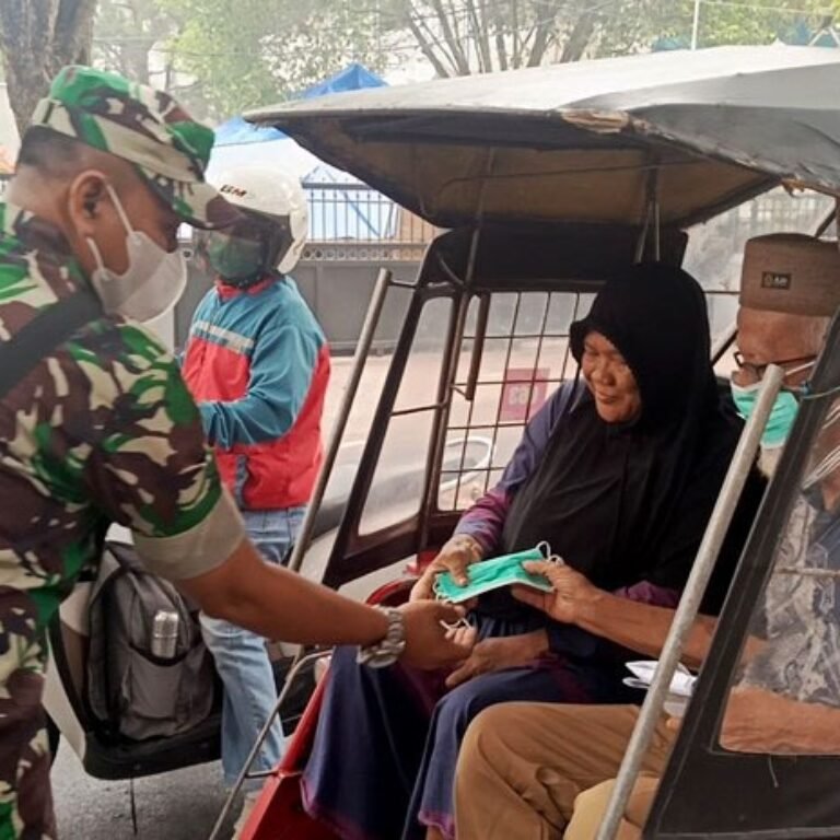 Peduli Kesehatan Warga, Personel Kodim 1003/HSS Bagikan Masker di Tengah Kabut Asap