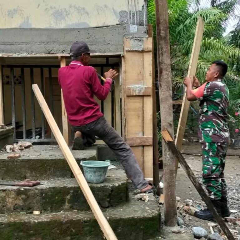 Babinsa Koramil 06/Teunom Gotong Royong Perbaiki Tiang Rumah Warga Desa Tanoh Anou