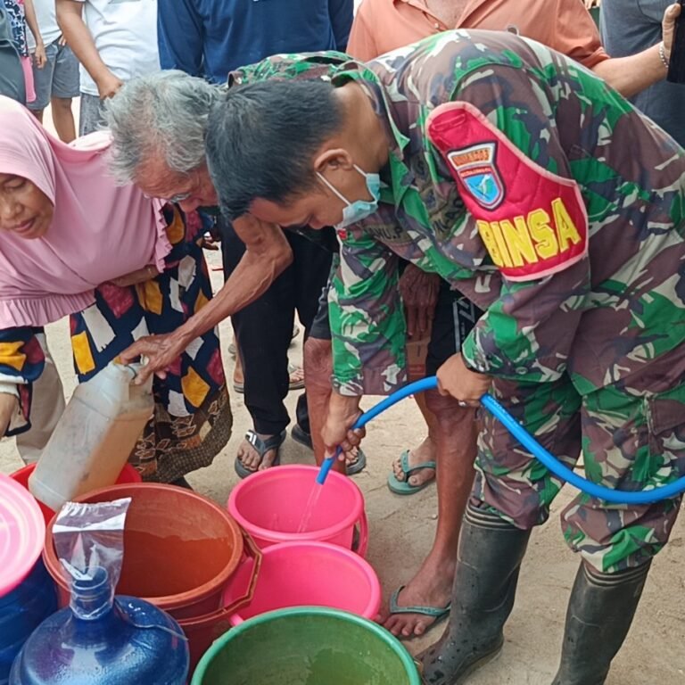 Kemarau Panjang, Kodim 1203/Ketapang Salurkan Air Bersih, Warga Sukaharja Antusias Sambut Bantuan