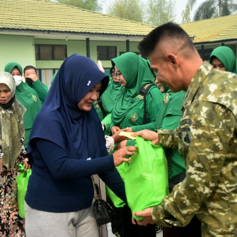 Jelang HUT TNI Ke 81, Kodim 1003/HSS Hadir Berbagi Sembako Untuk Masyarakat