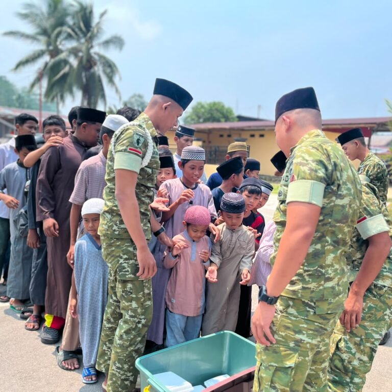 Program SEJUK Yonif TP 859/RBK Berlanjut, Prajurit Berbagi Nasi Kotak kepada Warga Supiori