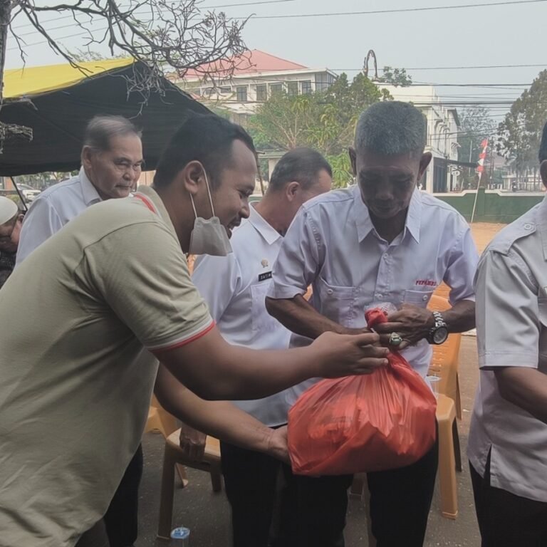 Peringati HUT Ke-81 TNI, Kodim 1203/Ketapang Gelar Donor Darah dan Bakti Sosial
