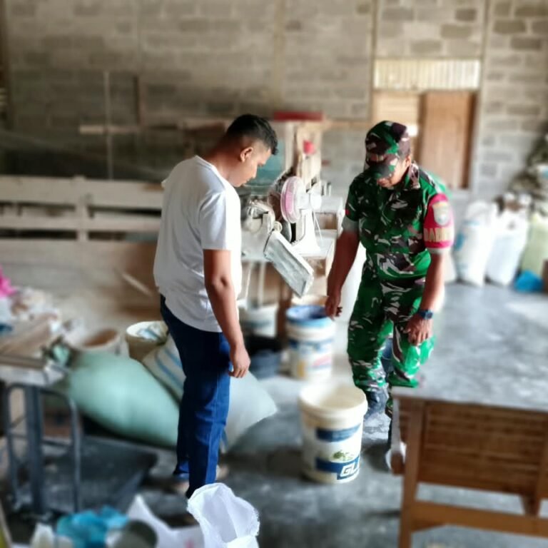 Pengolahan Hasil Panen Lebih Dekat, Babinsa Panga Bahas Usaha Kilang Padi Bersama Warga