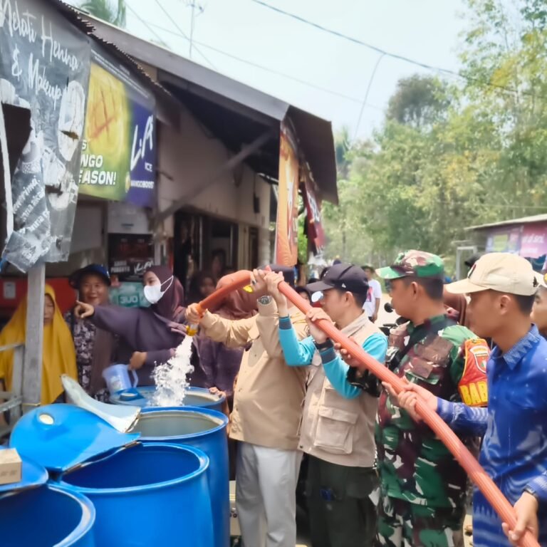 ‎Serda Andi S. Hadiri Penyaluran Air Bersih Batola Peduli‎