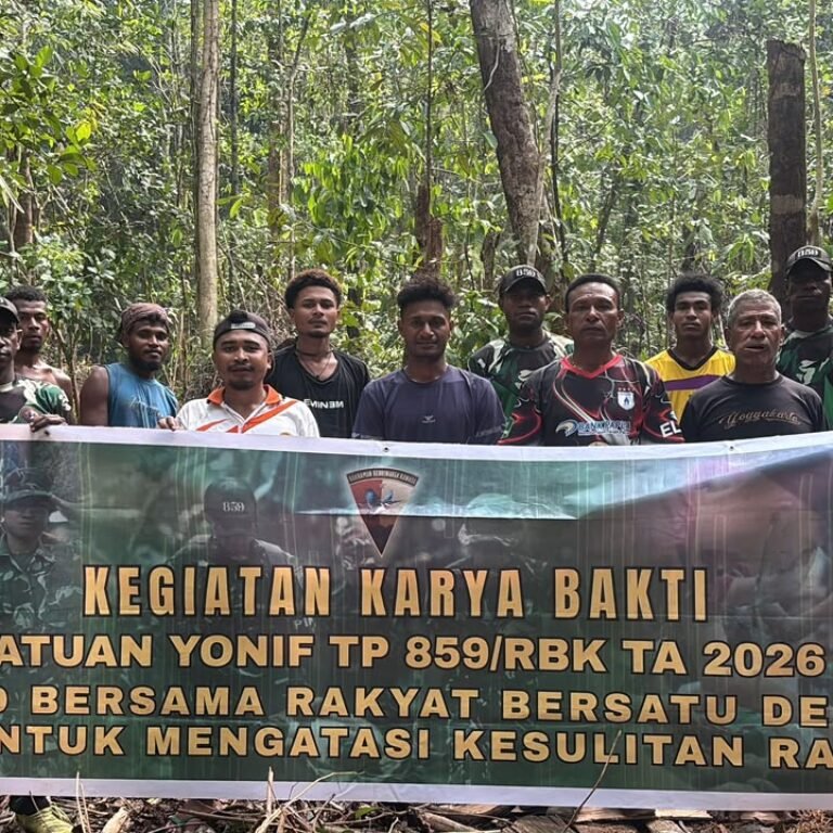 Dari Mengumpulkan Kayu, Prajurit Yonif TP 859/RBK Perkuat Kebersamaan dengan Warga Supiori