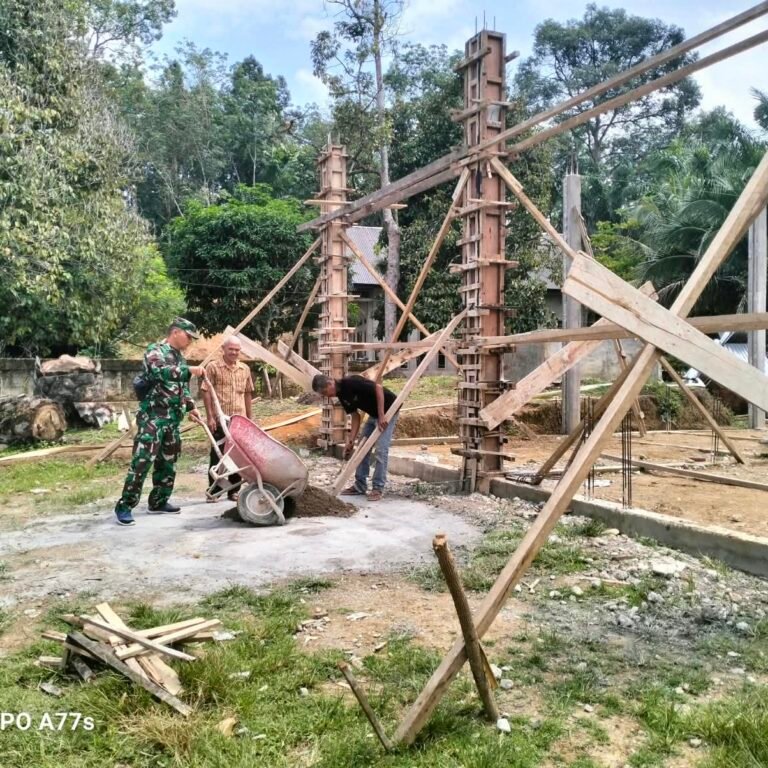 Babinsa Woyla Ikut Renovasi Rumah Warga, Gotong Royong Perkuat Kebersamaan di Desa