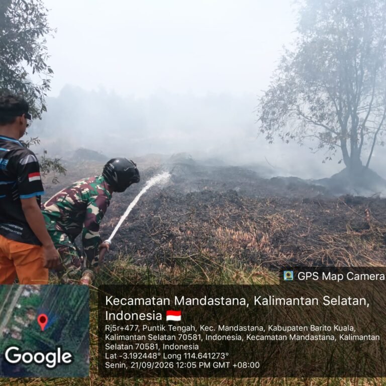 ‎Bersama Satgas Gabungan, Koramil Mandastana Berjibaku Padamkan Api di Puntik Tengah‎