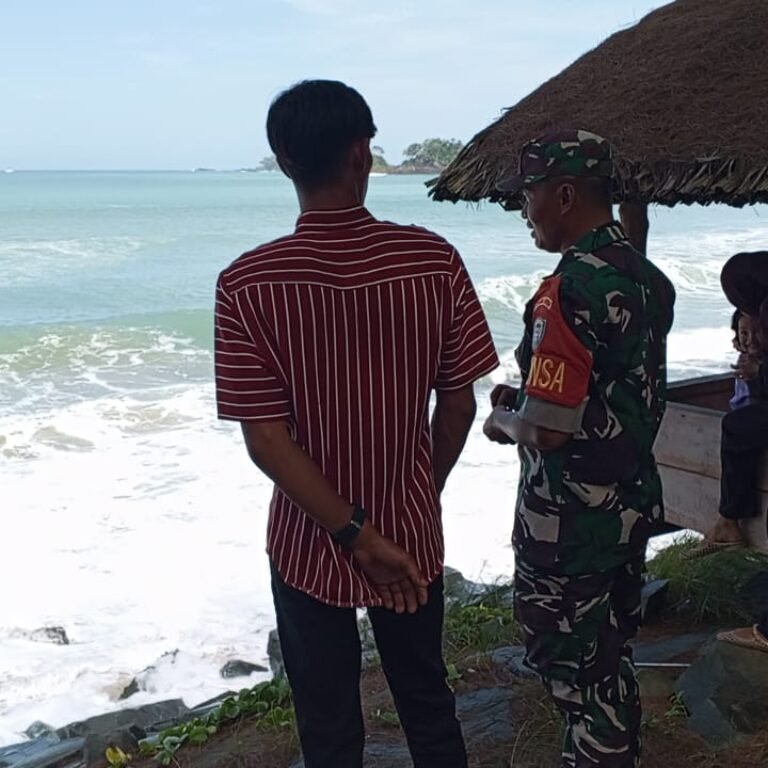 Saat Gelombang Membesar, Babinsa Setia Bakti Ingatkan Pengelola Wisata soal Keselamatan