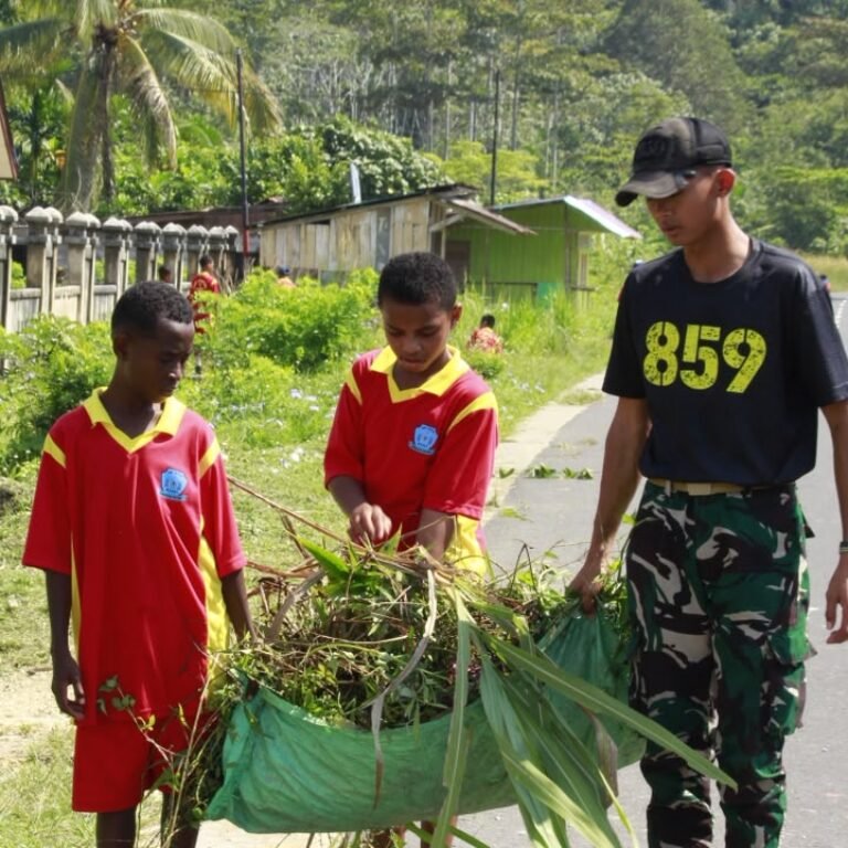 Dari Memangkas Semak hingga Membersihkan Kelas, Karya Bakti Warnai HUT ke-81 TNI