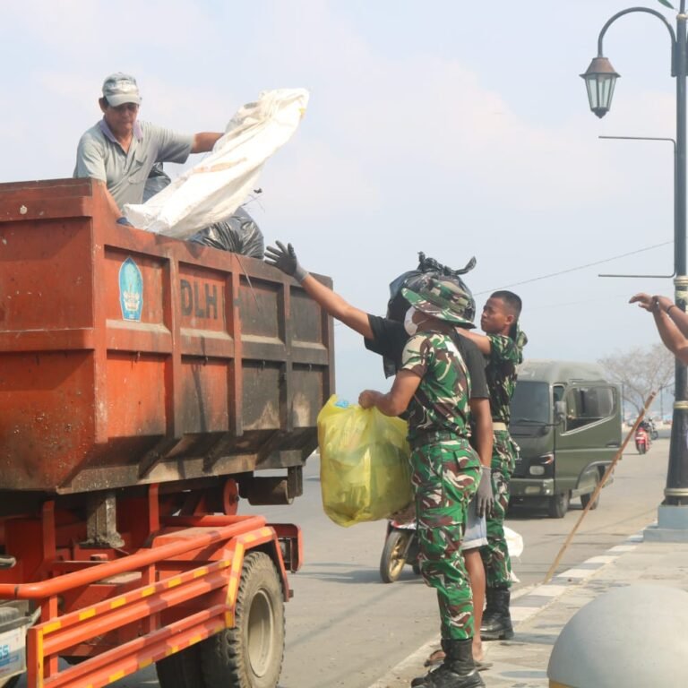 HUT ke-81 TNI Jadi Momentum Bersihkan Pasar Labuha Bersama Lintas Instansi