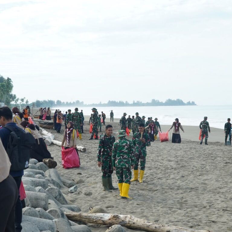 Korem 012/Teuku Umar dan Warga Gotong Royong Bersihkan Pantai Aceh Barat